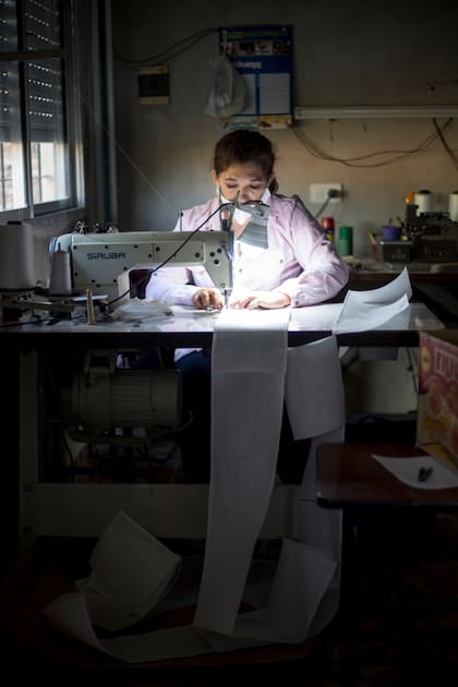 Graciela Funes Llanos confecciona barbijos desde su hogar