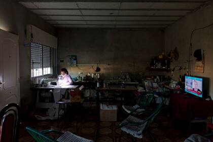 Graciela Funes Llanos trabajando en su hogar