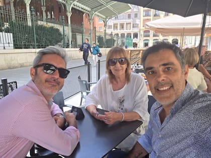 Graciela Mobilia con sus dos hijos al lado del Mercado de Colón en Valencia