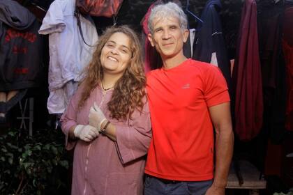 Graciela Obregón y su marido, Fernando, en medio de las tareas de limpieza