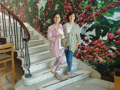Graciela Ortiz y una de sus amigas en uno de sus establecimientos