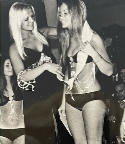 Graciela recibió la corona y la banda de su predecesora, Ana María Contini. La primera Miss Siete Días de la historia fue Teté Coustarot.