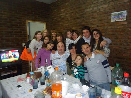 Graciela (tercera en el fondo de izquierda a derecha) compartiendo un almuerzo con su familia