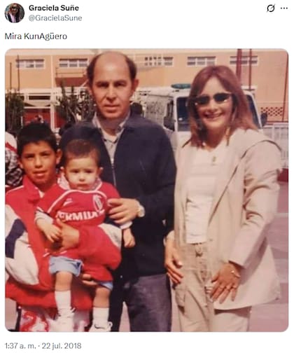 Graciela y Bochini junto al Kun