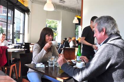 Graciela y Ernesto meriendan en el Jolie de Los Incas y Tronador,