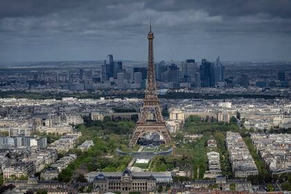 Gradas siendo colocadas en el Champ-de-Mars con la Torre Eiffel de fondo 