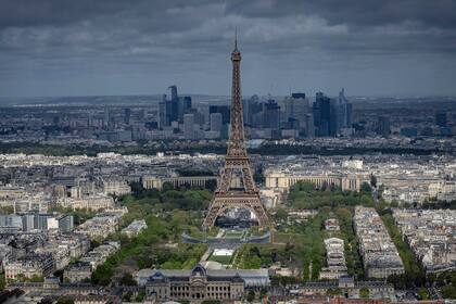 Gradas siendo colocadas en el Champ-de-Mars con la Torre Eiffel de fondo