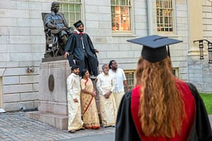 Graduados posan para la foto en Harvard Yard, en Cambridge, Massachusetts