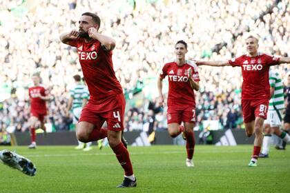 Graeme Shinnie celebra el 2-2 de Aberdeen ante Celtic