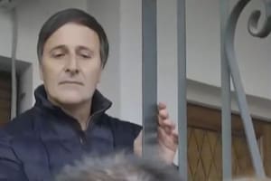 Graf llega a su casa de Coghlan después de presentarse en la Fiscalía