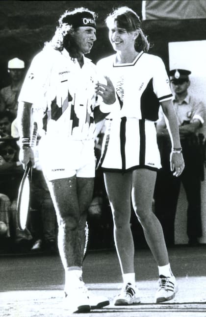Graf y Guillermo Vilas, en 1999 en el Buenos Aires Lawn Tennis Club, durante una exhibición
