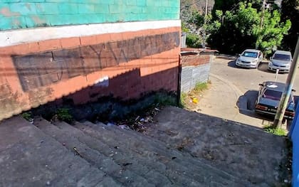 Grafiti de la Hollywood Locos en la colonia 10 de Octubre de San Marcos, donde vivió Élmer Canales Rivera, el "Crook de Hollywood"