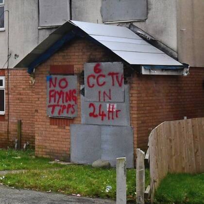 Grafitis pintados sobre las chapas que protegen las ventanas de los hogares abandonados, en Primrose Court