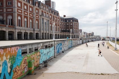 Grafitis, vandalismo y abandono, los últimos años de la mítica rambla de Mar del Plata