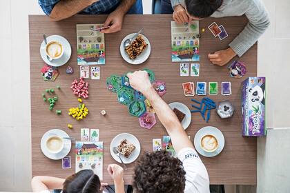 Gran alternativa para cumpleaños infantiles: se habla con los padres para determinar qué tipo de juegos son más apropiados para los chicos, y se arman mesas acordes, con una guía que ayuda con las reglas.