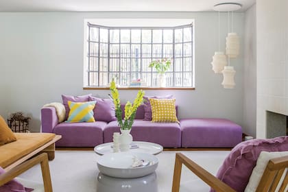 Gran apuesta al color en la casa de la diseñadora de indumentaria Luz Ballestero, con un sofá de Helmut
