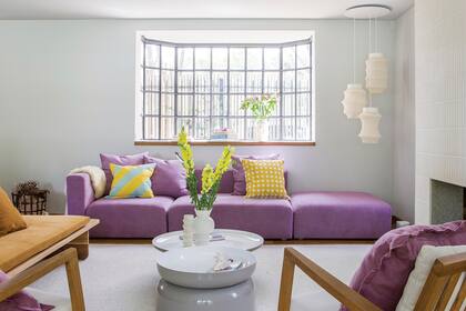 Gran apuesta al color en la casa de la diseñadora de indumentaria Luz Ballestero, con un sofá de Helmut