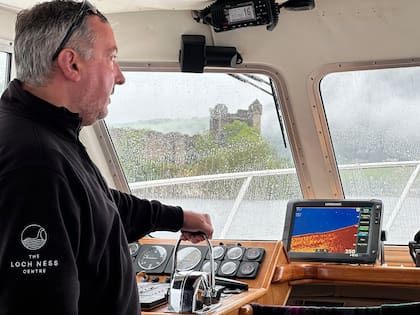Gran Bretaña, Drumnadrochit: El capitán Ali Matheson se encuentra en el puente de un barco en el lago Ness, las ruinas del castillo de Urquhart se pueden ver al fondo. El sábado comenzó en Escocia lo que se cree que es la mayor búsqueda del monstruo del Lago Ness, llamado Nessie, en décadas