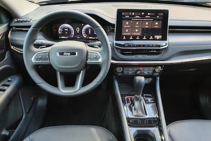 Gran cambio. El interior del Jeep Compass Limited luce ahora más moderno, sobrio y sofisticado