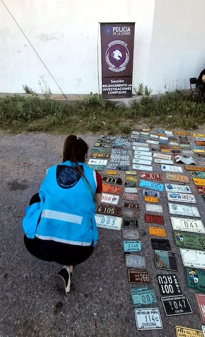 Gran cantidad de chapas y documentación incautadas por la Policía de la Ciudad durante el procedimiento