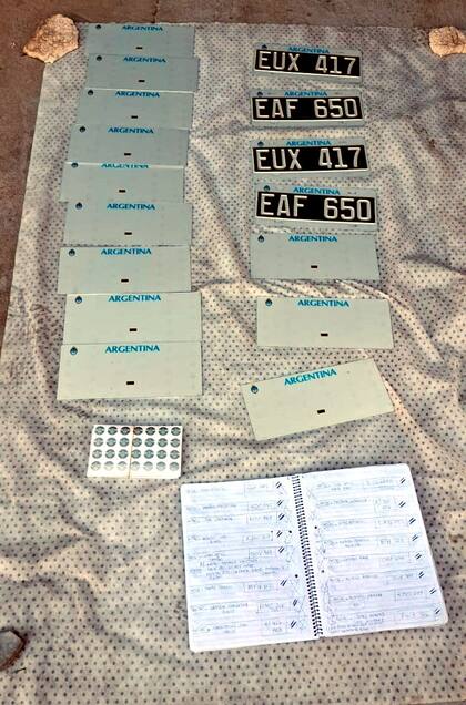 Gran cantidad de chapas y documentación incautadas por la Policía de la Ciudad durante el procedimiento