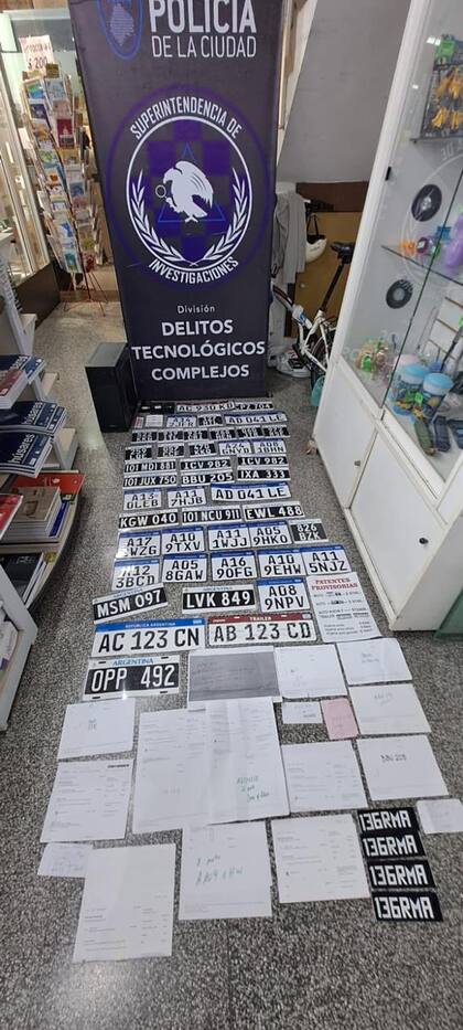 Gran cantidad de chapas y documentación incautadas por la Policía de la Ciudad durante el procedimiento.