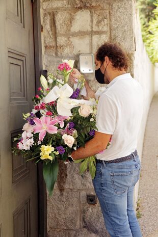 Gran cantidad de flores llegaron a la residencia de Isabel por la muerte de la matriarca.