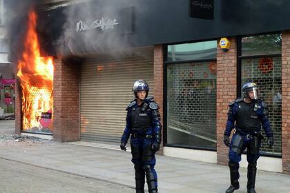 Gran cantidad de focos de incendio se registraron en diferentes comercios de Londres