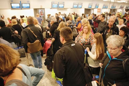 Gran cantidad de pasajeros esperan por las demoras y cancelaciones en Aeroparque por un conflicto gremial antes del fin de semana largo