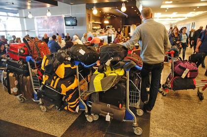 Gran cantidad de pasajeros esperan por las demoras y cancelaciones en Aeroparque por un conflicto gremial antes del fin de semana largo