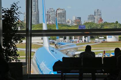 Gran cantidad de pasajeros esperan por las demoras y cancelaciones en Aeroparque por un conflicto gremial antes del fin de semana largo