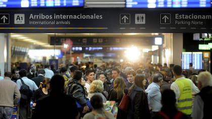 Gran cantidad de pasajeros esperan que se reanude el servicio