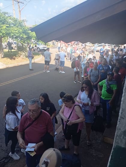 Gran cantidad de personas por cruzar en San Javier. Algunos son turistas, pero hay muchos jóvenes que van a la cosecha