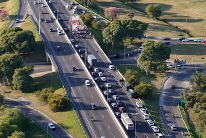 Gran congestión de tránsito en la Panamericana por la protesta
