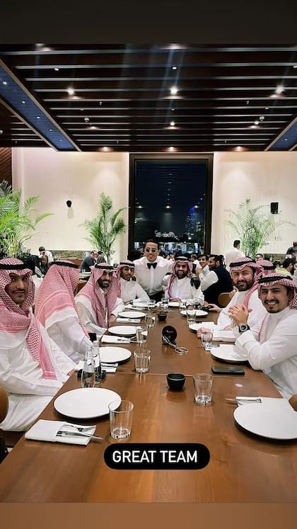 "Gran equipo", puso el chef en una foto que lo muestra feliz con el grupo de trabajo