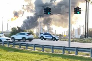 Gran explosión en una refinería cerca de la costa de Texas obliga a la gente a refugiarse