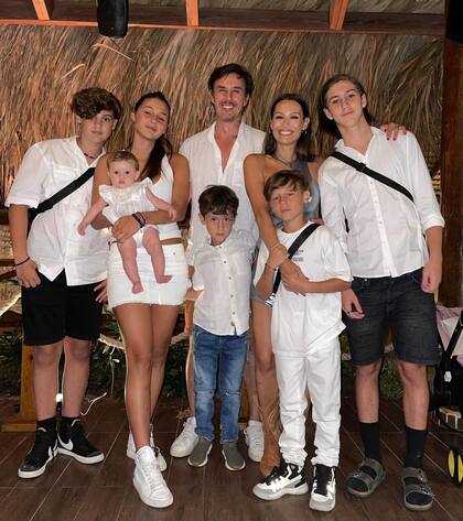 Gran familia: Pampita, Roberto García Moritán, Bautista, Beltrán y Benicio Vicuña; Santino, Delfina y Ana García Moritán (Foto: Instagram @robergmoritan)