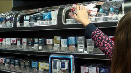 Gran gabinete exhibidor de tabaco al alcance de todos en un kiosco de Buenos Aires