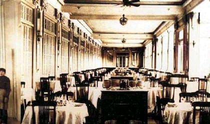 Gran hall comedor o restaurante decorado al estilo Luis XVI con capacidad para 600 personas