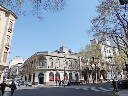 Gran Hotel Castilla, esquina de Av. de Mayo y Salta.