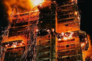 Un impresionante incendio consumió a un edificio en construcción en Brasil