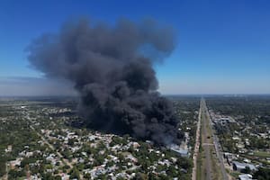Gran incendio en un depósito de pinturas en Moreno: hace cuatro horas trabajan 25 dotaciones de bomberos
