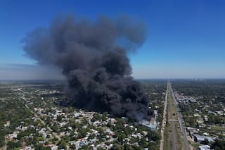 Gran incendio en un depósito de pinturas en Moreno: cuatro horas y las llamas siguen fuera de control