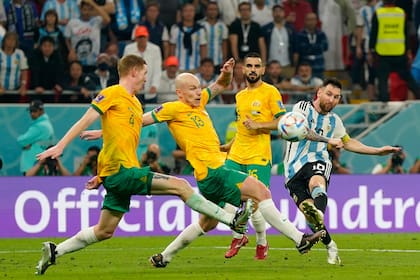 Gran jugada de Lionel Messi sobre el final del partido contra Australia que casi termina en gol