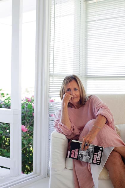 Gran lectora, en estos días está fascinada con Banco a la sombra, de María Moreno, y tiene en lista de espera Black out, de la misma autora. “A veces me invitan a algún lado y digo: ‘Ay no, esta noche no puedo. ¡Qué lástima!’, y en realidad lo que tengo es dos libros que no puedo largar”, confiesa.