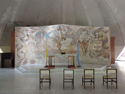 Gran mural que representa a las Vírgenes patronas de las tres fuerzas.