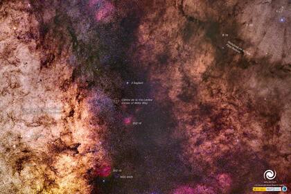 Gran Nube Estelar de Sagitario, también conocida como la “Ventana de Baade”. Es la nube de estrellas más visible de la Vía Láctea y señala aproximadamente el centro de nuestra galaxia, que se oculta detrás de ella, a una distancia de unos 27.000 años luz