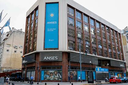 Gran parte de las prestaciones pagadas por la Anses se financia con impuestos