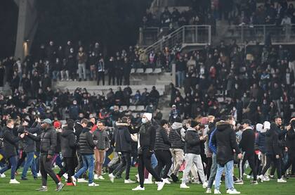 Gran parte de los aficionados que estaban en las tribunas terminó en el campo de juego luego de que los incidentes y el humo fueron creciendo en el partido entre París FC y Olympique de Lyon