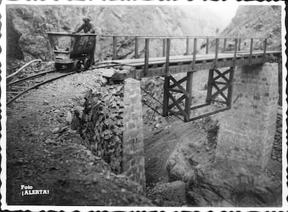 Gran parte de los trabajadores vinieron de Chile. Se alojaban en los alrededores de la boca de la mina y se quedaban arriba unos 15 días en agobiantes jornadas de trabajo, por siete de descanso.